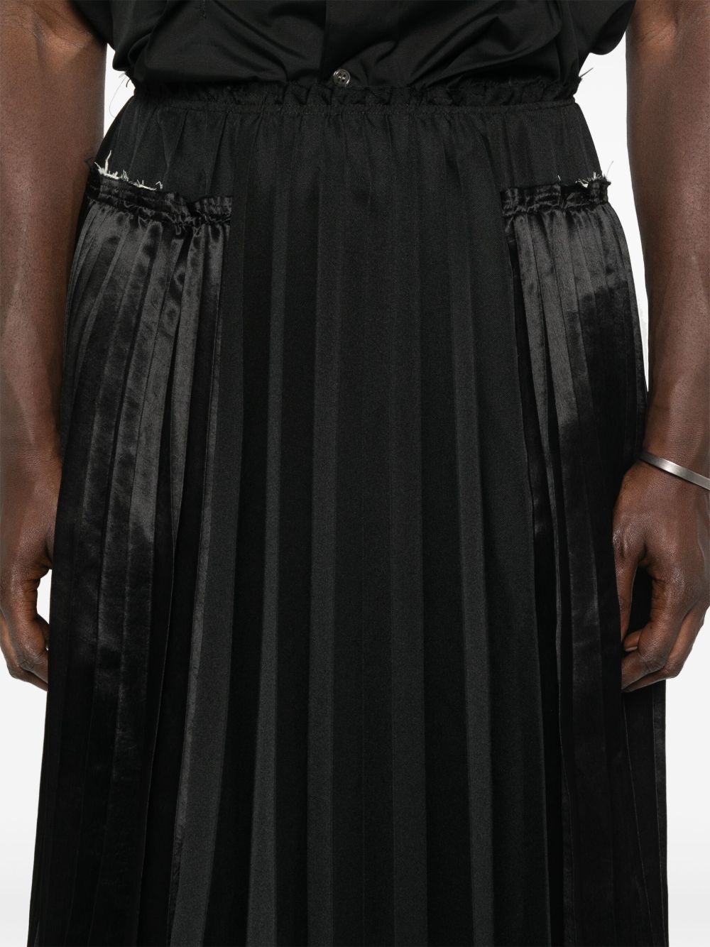 تنورة ميدي بكسرات من تصميم Comme Des Garcons