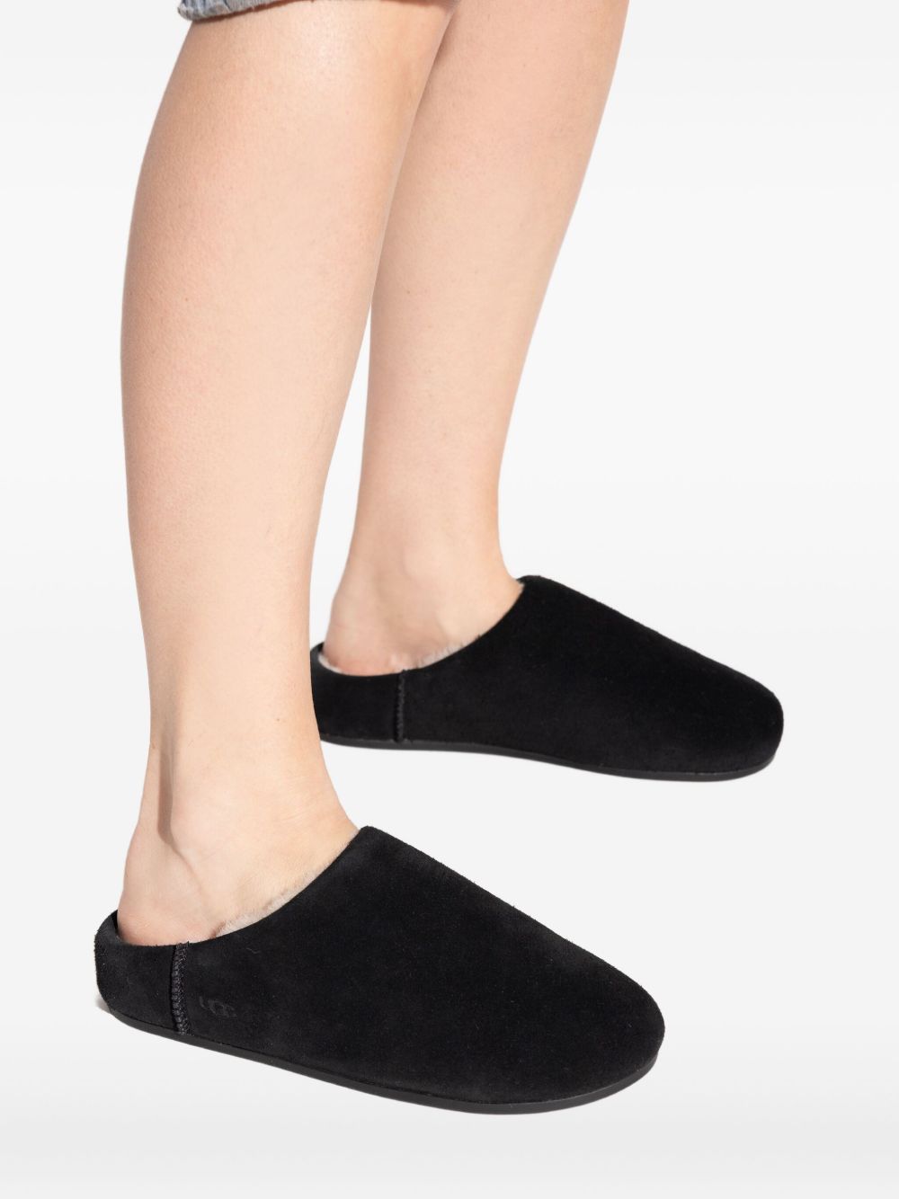 صنادل UGG سوداء
