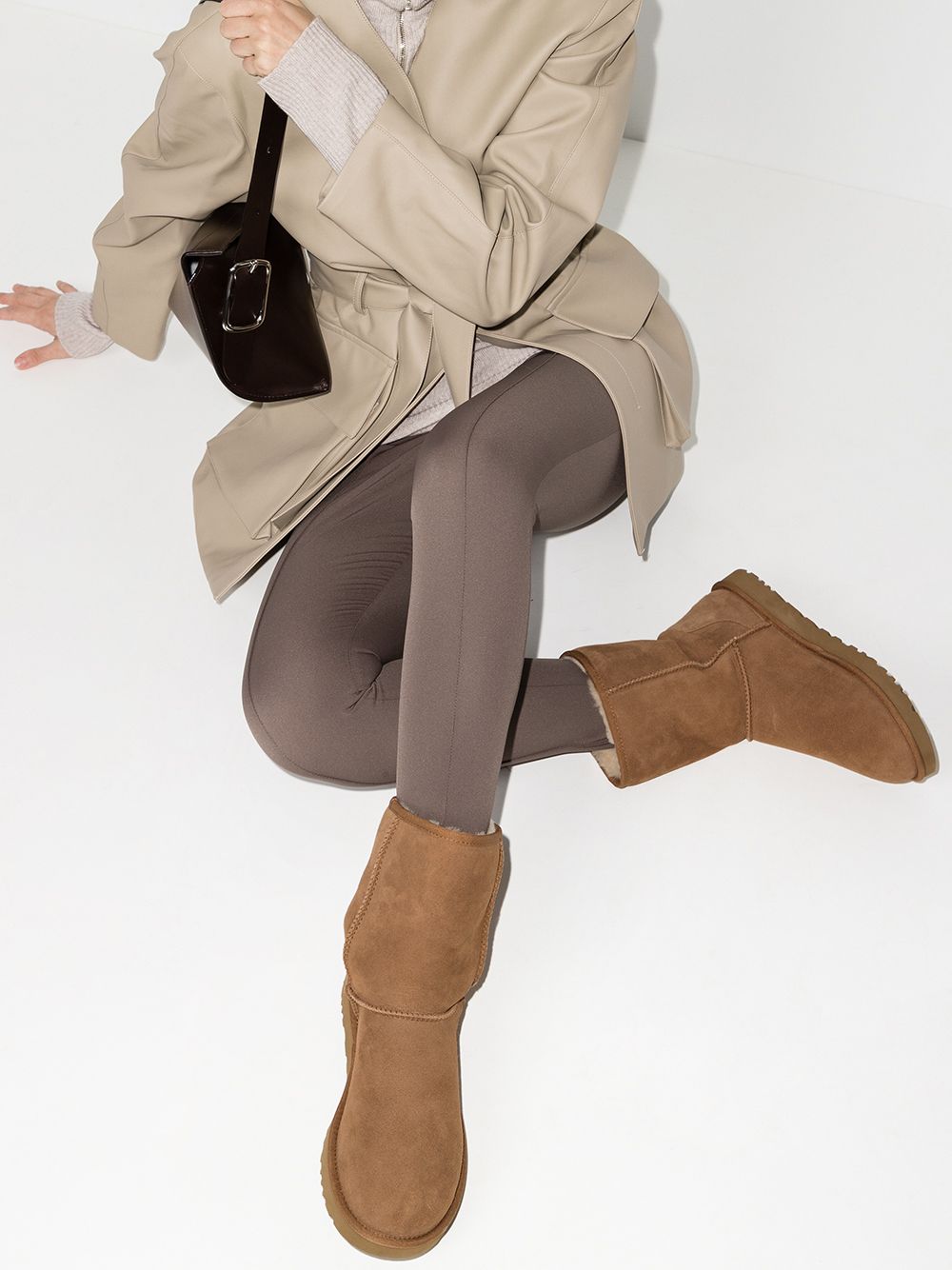 جزمة UGG أستراليا القصيرة الكلاسيكية