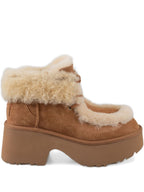 حذاء إيسمي برقبة برباط من UGG أستراليا