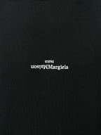 تي شيرت قطني بشعار Maison Margiela المشوّه