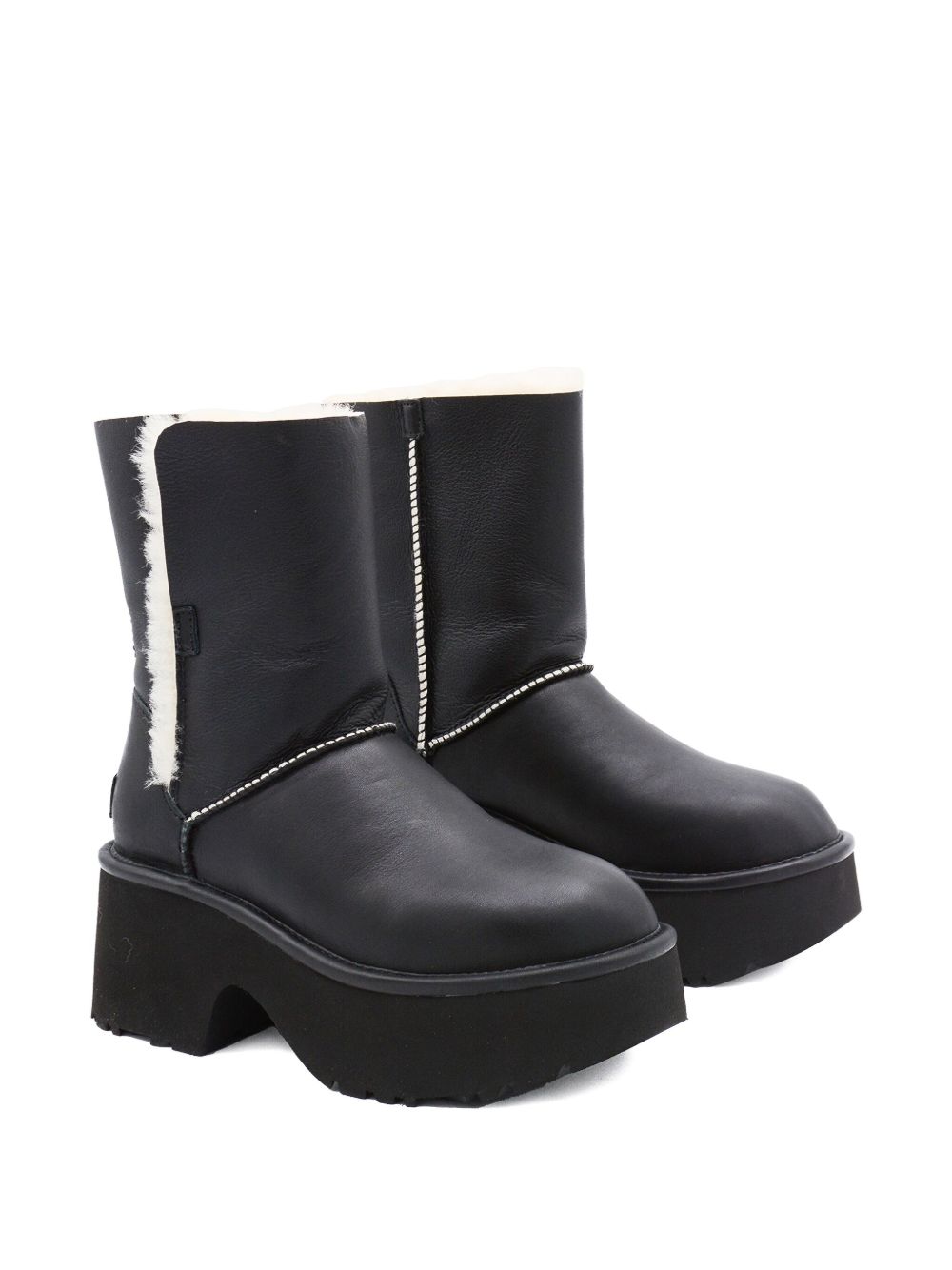 أحذية UGG سوداء