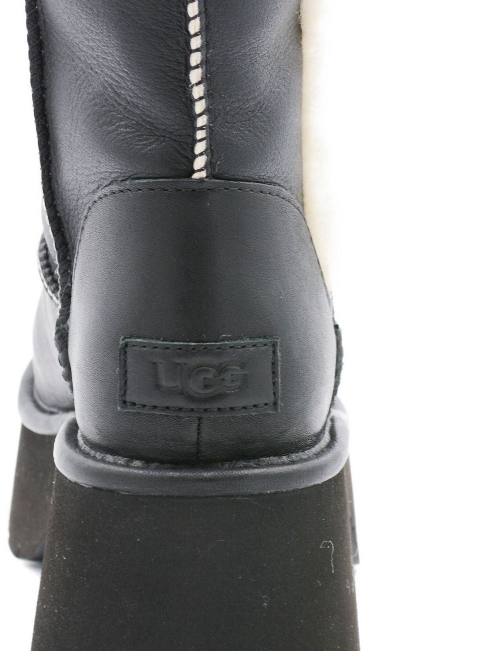أحذية UGG سوداء