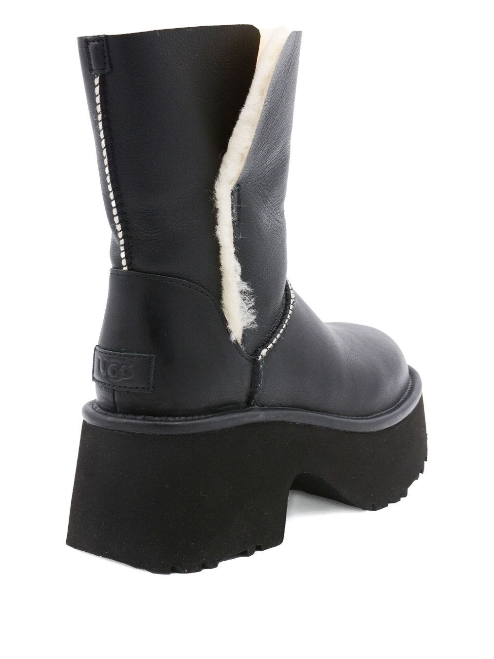 أحذية UGG سوداء