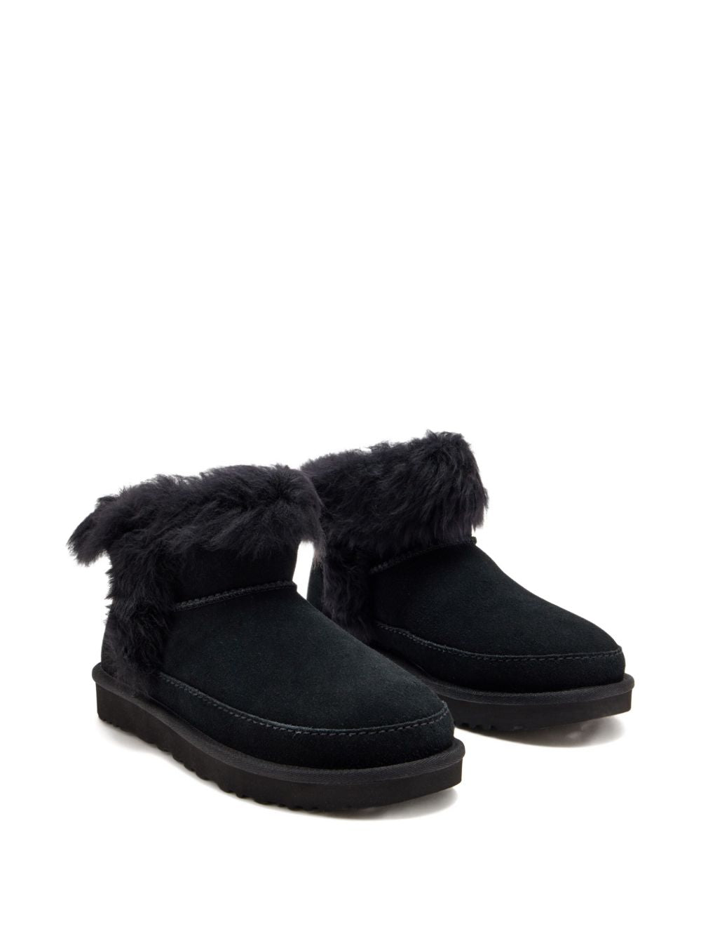 جزمة UGG سوداء