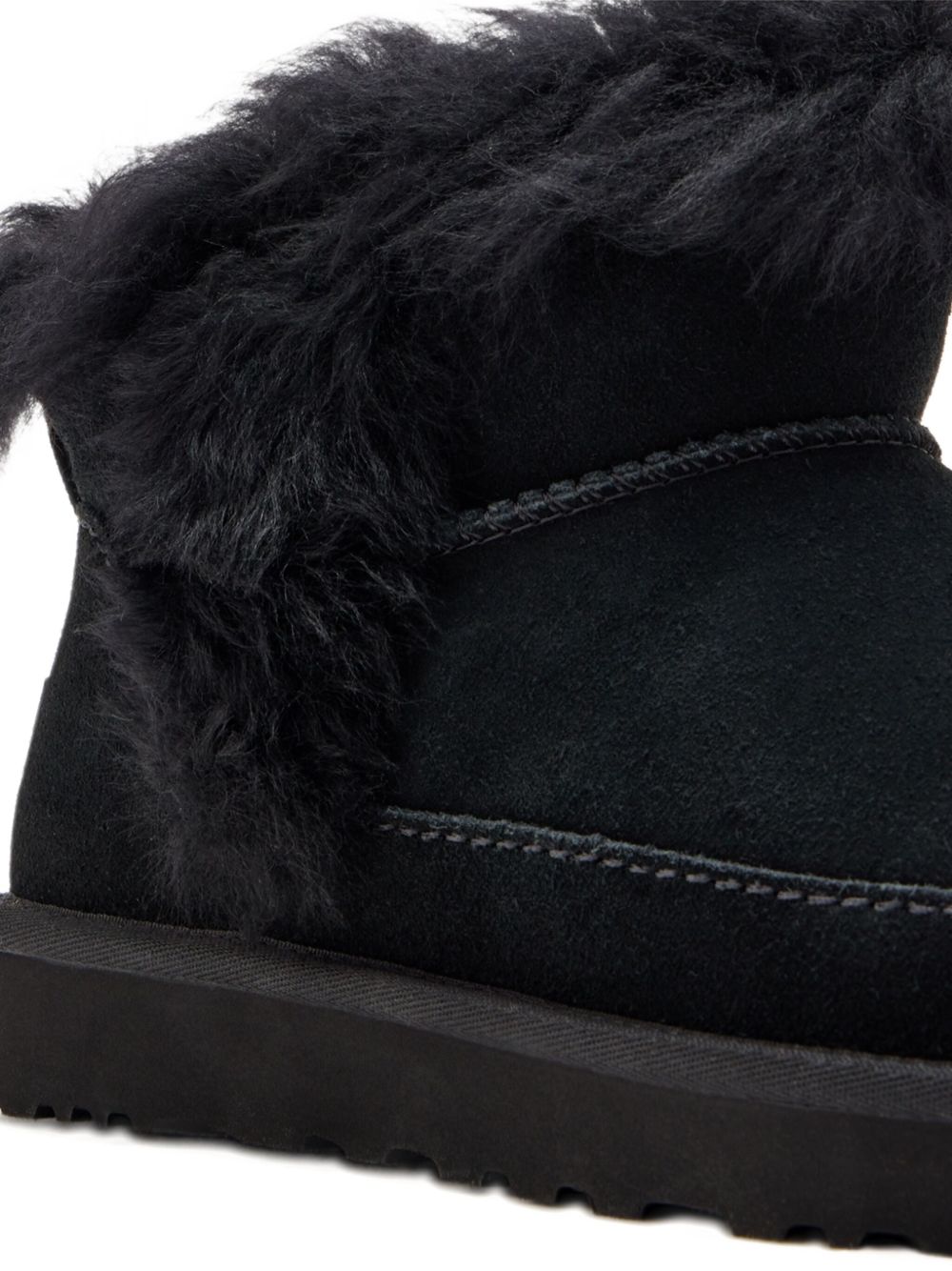 جزمة UGG سوداء