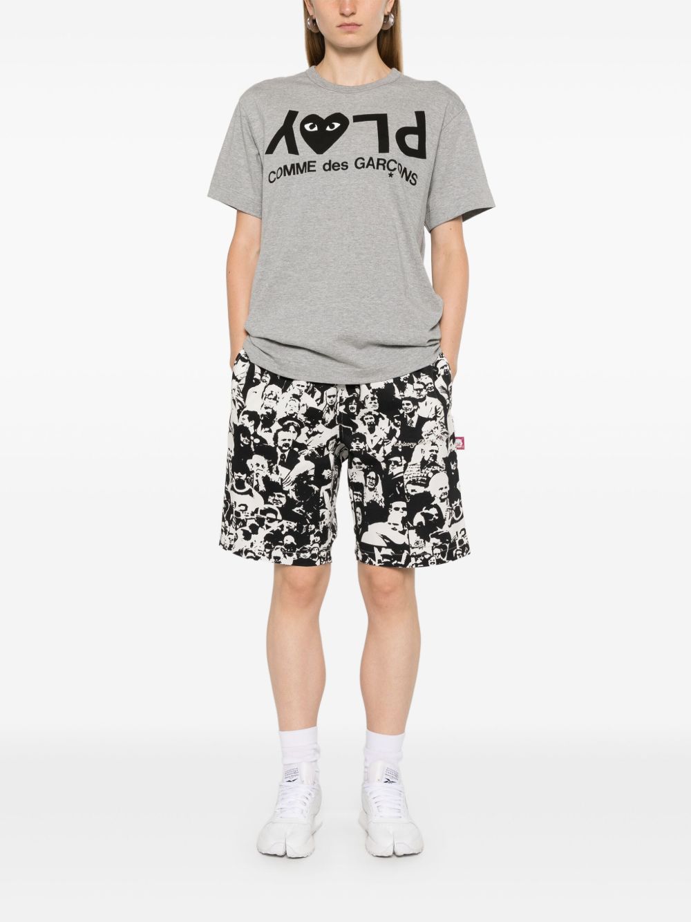 قمصان Comme des Garcons وقمصان بولو رمادية