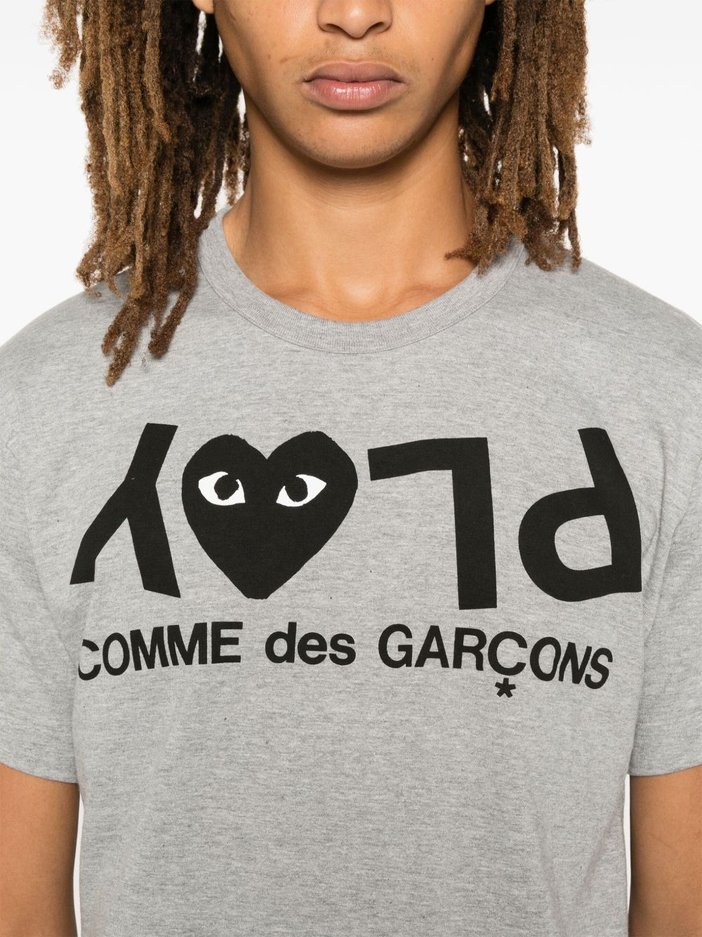 قمصان Comme des Garcons وقمصان بولو رمادية