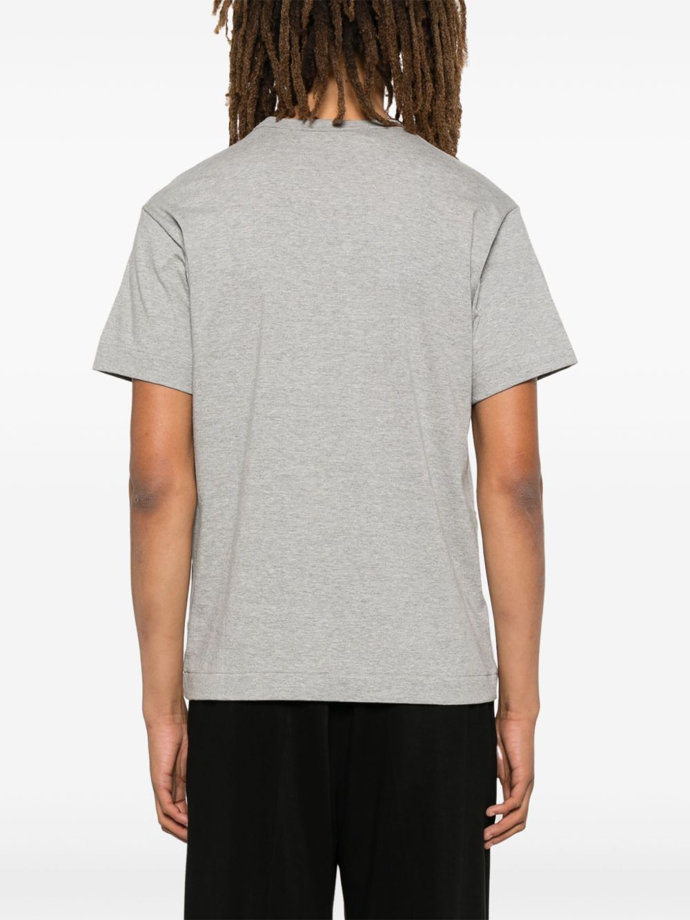 قمصان Comme des Garcons وقمصان بولو رمادية