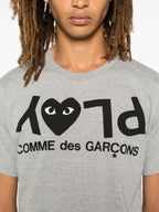 قمصان Comme des Garcons وقمصان بولو رمادية