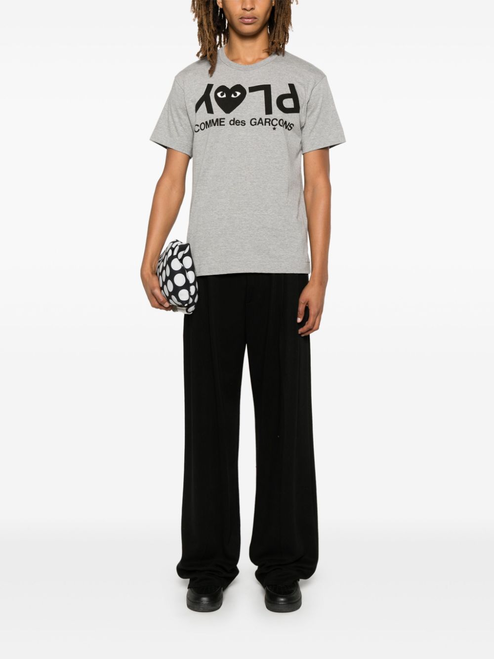قمصان Comme des Garcons وقمصان بولو رمادية