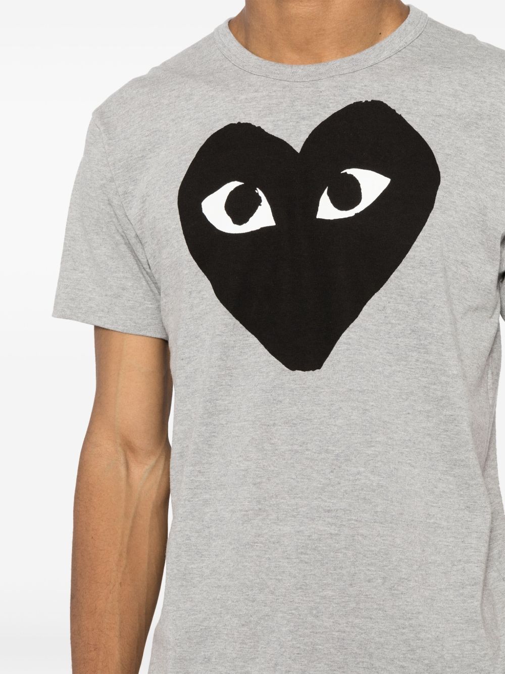 قمصان Comme des Garcons وقمصان بولو رمادية