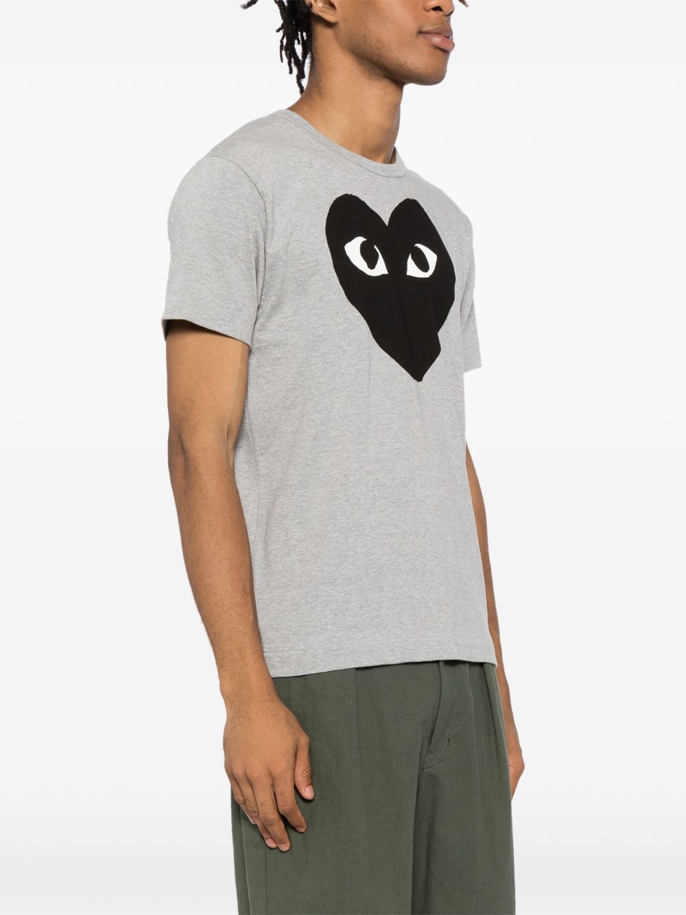 قمصان Comme des Garcons وقمصان بولو رمادية