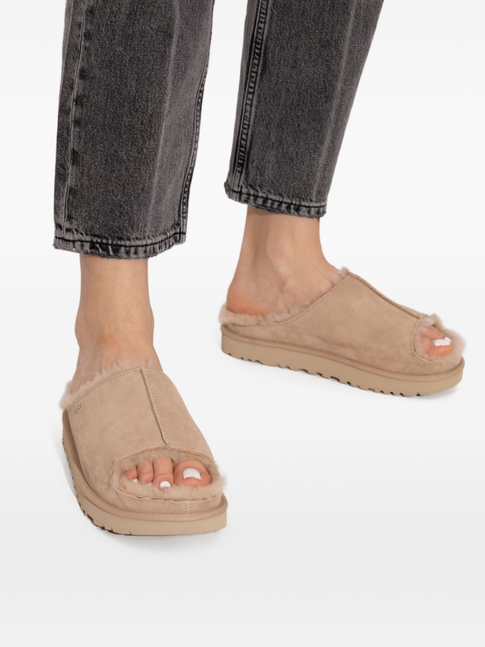 صندل UGG بيج