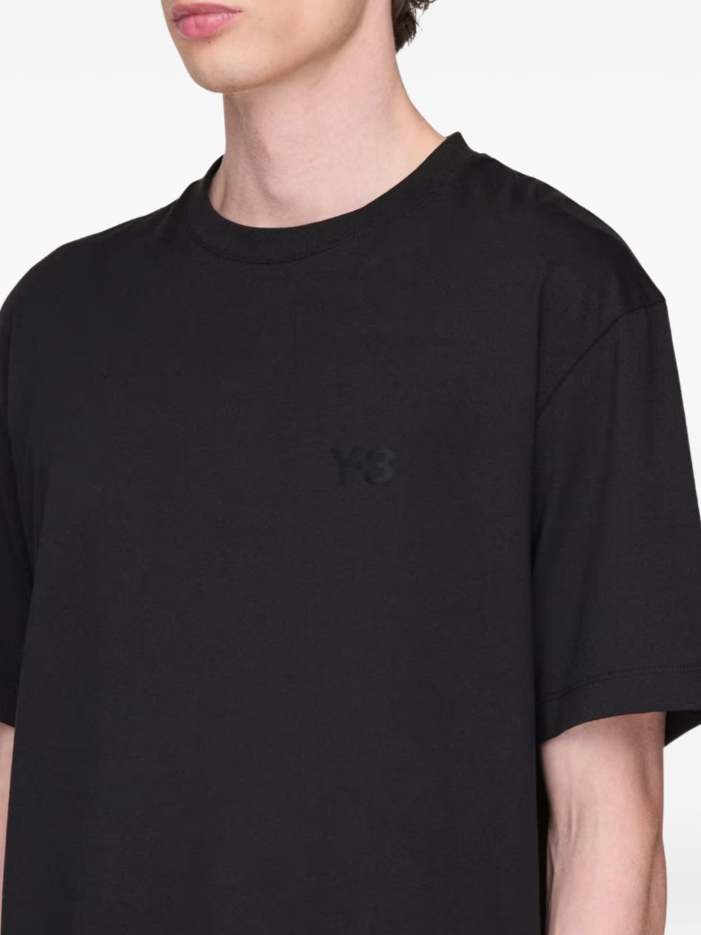 تيشيرتات وبولو سوداء من Y-3