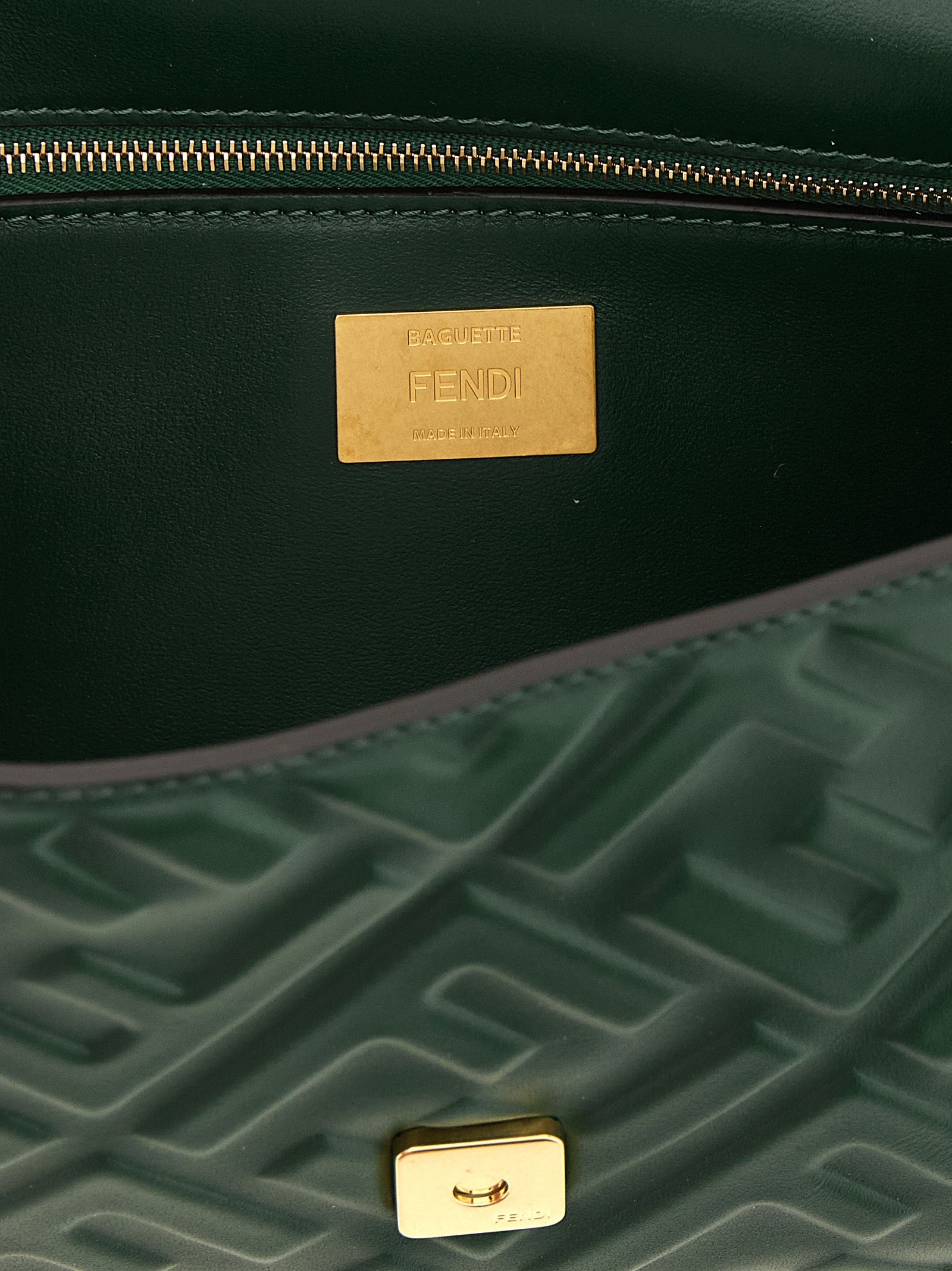 حقيبة كتف Fendi Baguette® متوسطة الحجم