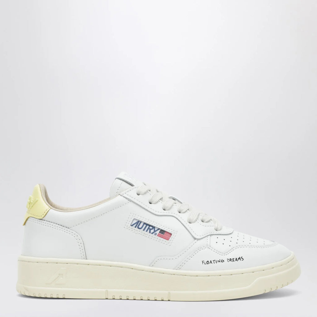 AUTRY Medalist Low Sneakers in white/yellow “Floating Dreams”