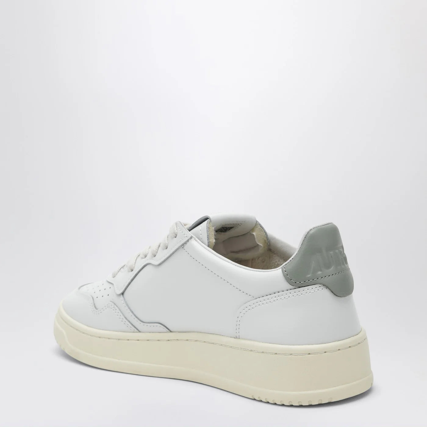 AUTRY Medalist Low Sneakers in white/grass green leather