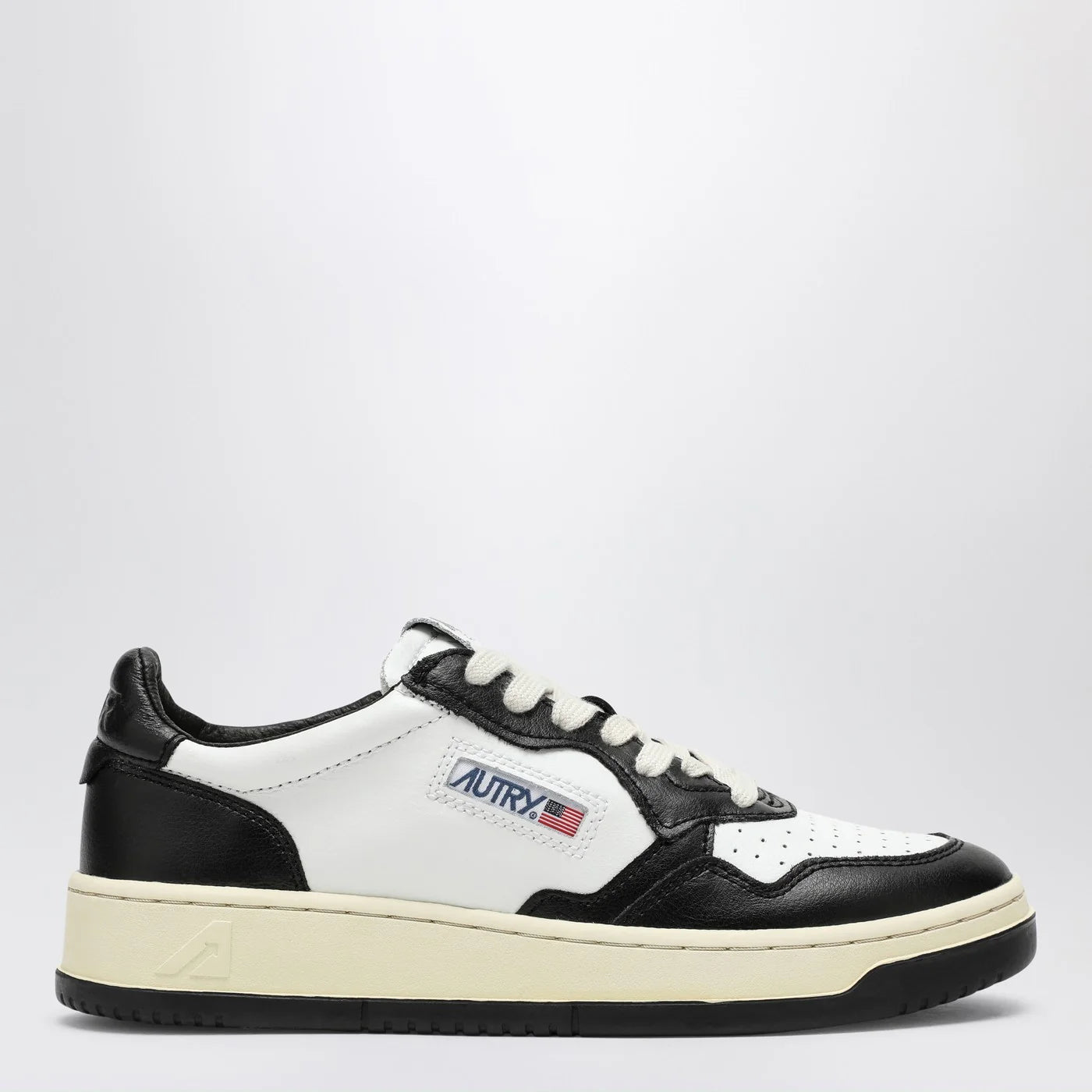 AUTRY Medalist Low white/black leather Sneakers